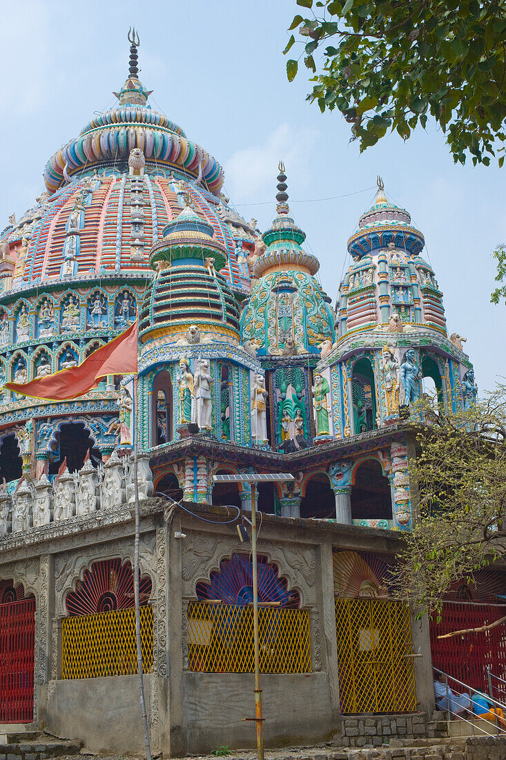 Der farbenfrohe Dewri Mandir-Tempel aus dem 14. Jahrhundert, der der hinduistischen Muttergöttin Durga geweiht ist, Ranchi, Jharkhand, Indien, Asien