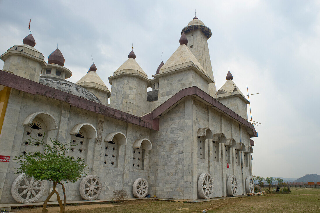 Der der hinduistischen Sonnengottheit Surya geweihte Sonnentempel, erbaut 1991, in Form eines von sieben weißen Pferden gezogenen 18-rädrigen Streitwagens, außerhalb von Bundu, Ranchi, Jharkhand, Indien, Asien