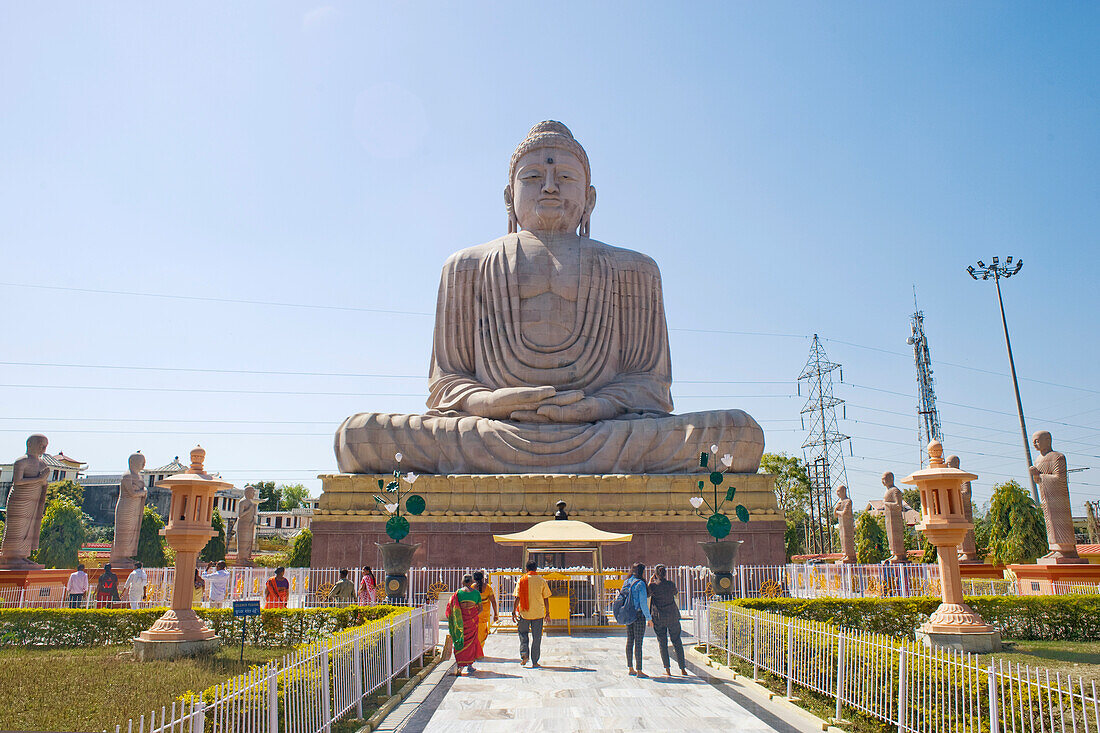 Die 80 Fuß hohe Große Buddha-Statue (Daibutsu), erbaut von der Daijokyo-Sekte in Nagoya, Japan, enthüllt vom XIV. Dalai Lama im Jahr 1989,Bodh Gaya, Bihar, Indien, Asien