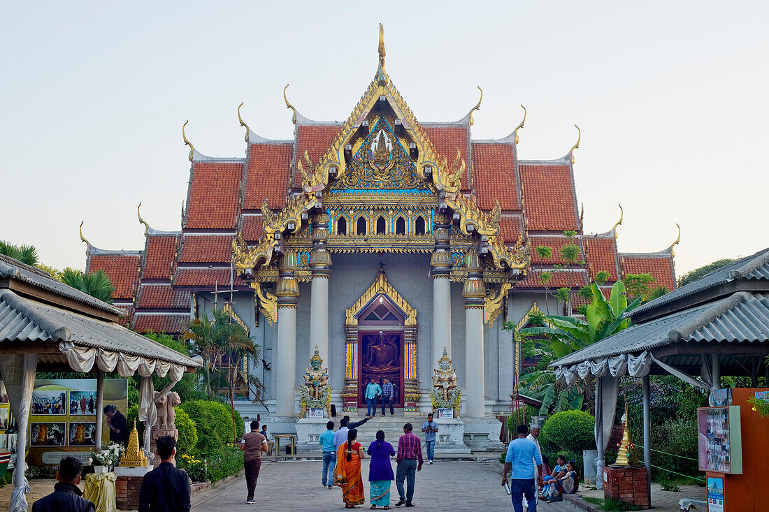 Der Haupteingang des thailändischen buddhistischen Watthai-Tempels, Bodh Gaya, Bihar, Indien, Asien