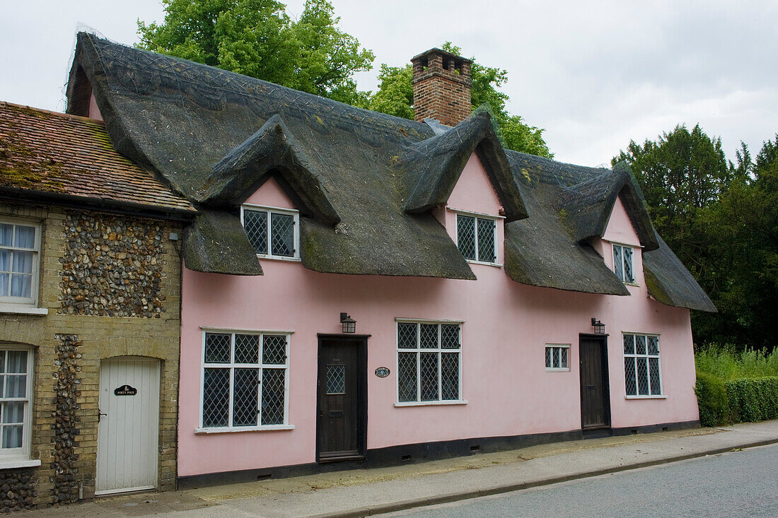 Ein reetgedecktes Haus in der mittelalterlichen Wollstadt mit Fachwerkhäusern, die größtenteils aus dem 15. Jahrhundert stammen, Lavenham, Suffolk, England, Vereinigtes Königreich, Europa