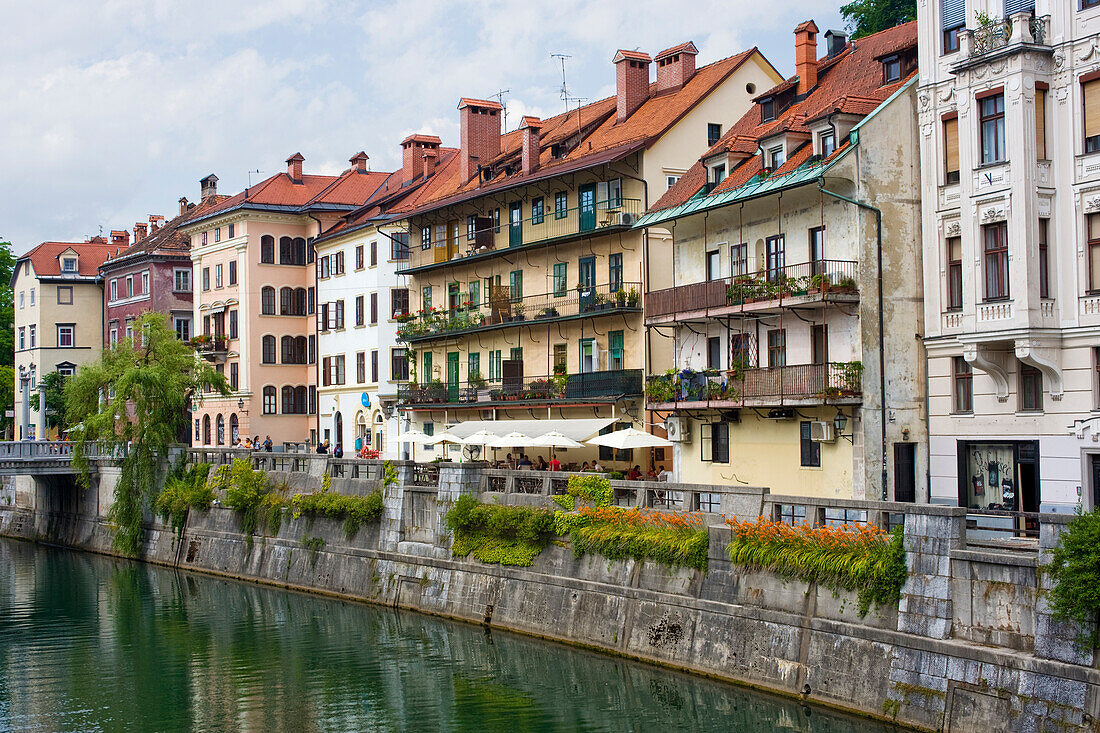 Die Uferpromenade entlang des Flusses Ljubljanica, die zum Stadtzentrum führt, Ljubljana, Slowenien, Europa