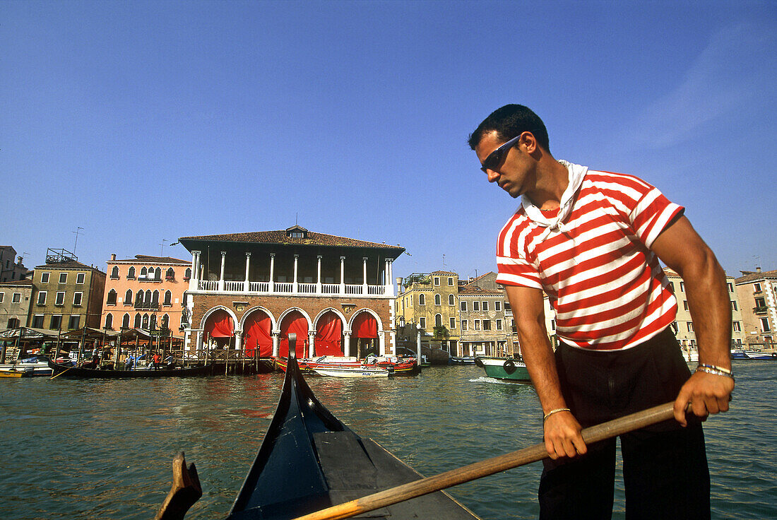 Traghetto (gondola ferry) crossing the Grand Canal to the Fish Market of Rialto, Venice, UNESCO World Heritage Site, Veneto region, Italy, Europe