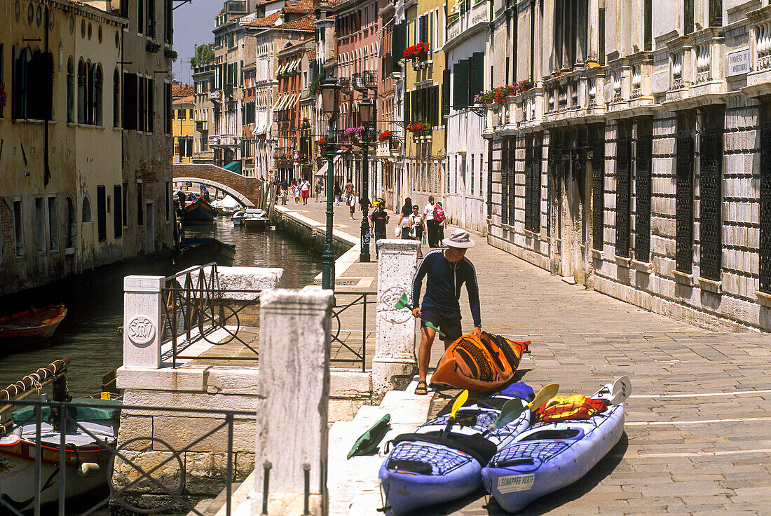 Kajaktour im Stadtteil Cannaregio, Venedig, UNESCO-Welterbe, Region Venetien, Italien, Europa