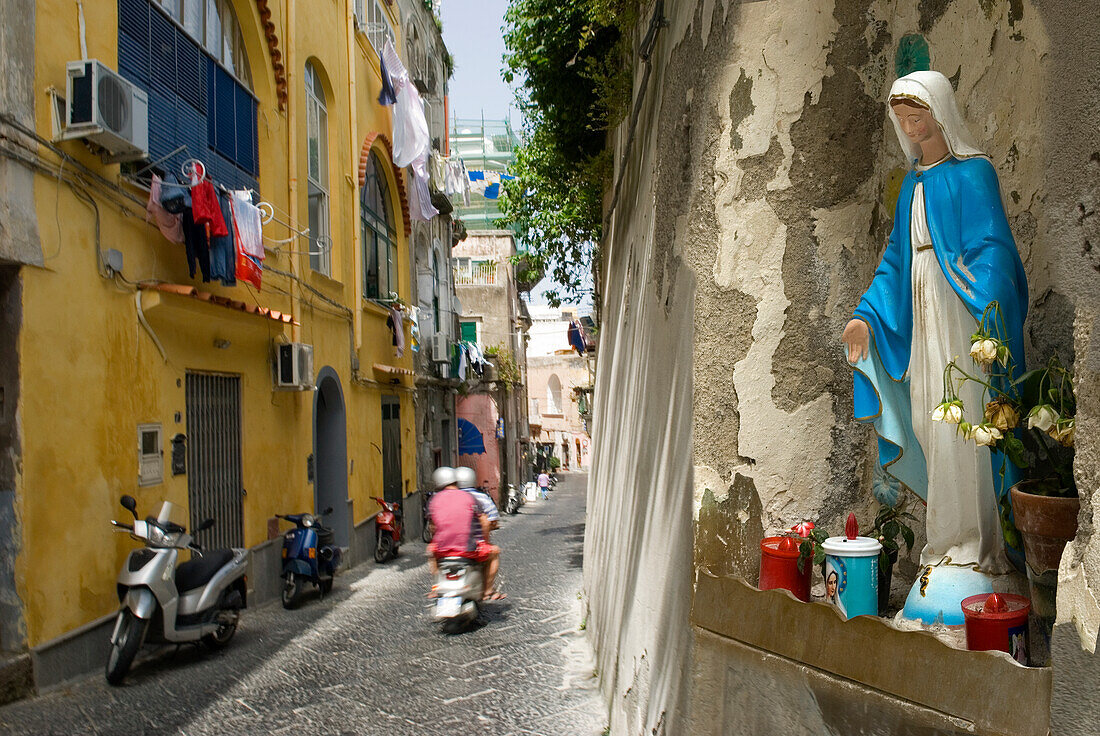 Oratorium in einer Straße auf der Insel Procida, Region Kampanien, Italien, Europa