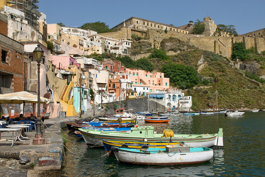 Hafen von Corricella, Insel Procida, Region Kampanien, Italien, Europa