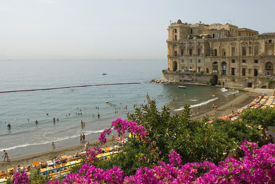 Der Strand von Posillipo und die Villa Donn'Anna, Neapel, Region Kampanien, Italien, Europa