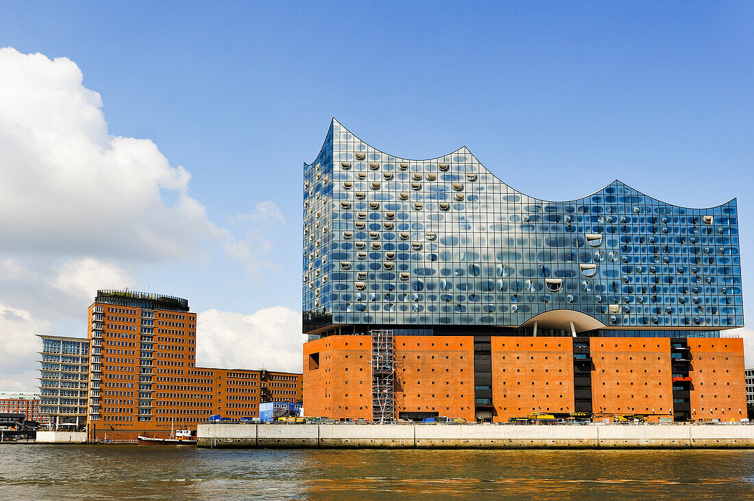 Elbphilharmonie, eine Konzerthalle, die vom Schweizer Architekturbüro Herzog und de Meuron auf einem alten Speichergebäude errichtet wurde, von einer Elbfähre aus gesehen, HafenCity, Hamburg, Deutschland, Europa