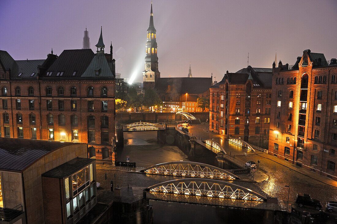 Luftaufnahme des Kanals Kleines Fleet in der Speicherstadt mit der Katharinenkirche im Hintergrund, HafenCity, Hamburg, Deutschland, Europa