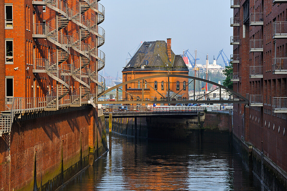 Hafenpolizeiwache am Eingang des Kehrwiederfleet-Kanals in der Speicherstadt, HafenCity, Hamburg, Deutschland, Europa