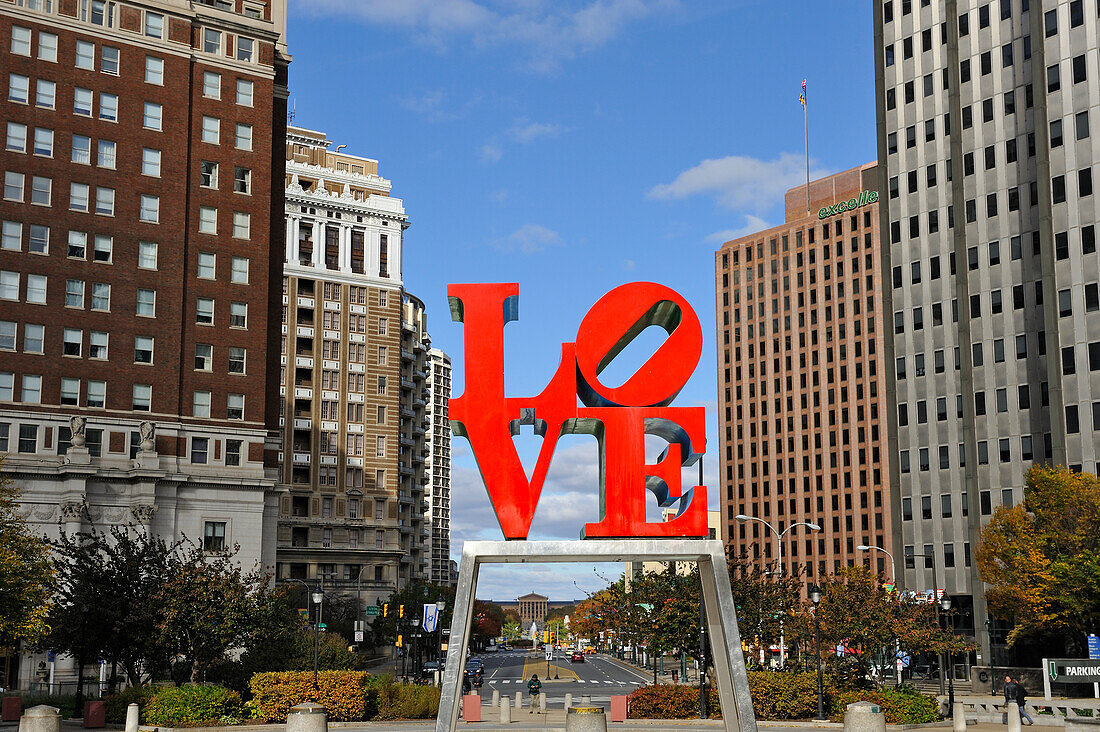 Liebesskulptur des amerikanischen Pop-Art-Künstlers Robert Indiana auf dem JFK Plaza, Philadelphia, Commonwealth of Pennsylvania, Vereinigte Staaten von Amerika, Nordamerika