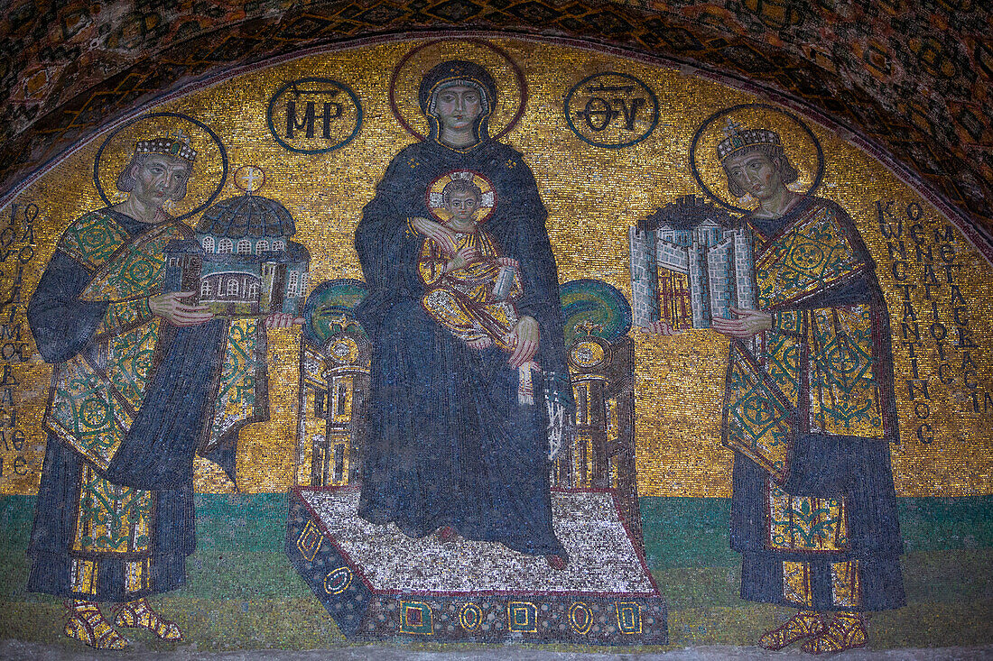 Mosaik, Kaiser Justinian links, die Jungfrau mit dem Kind in der Mitte, Kaiser Konstantin rechts, Orea Porta (Vestibül-Tor), Große Moschee Hagia Sophia, 537 n. Chr., UNESCO-Weltkulturerbe, Sultanahmet, Istanbul, Türkei, Europa