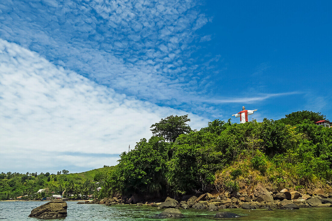 Große Statue von Jesus Christus mit ausgestreckten Armen in Taman Balirangeng an der Südostküste der Insel Siau, Siau, Sangihe Inseln, Nordsulawesi, Indonesien, Südostasien, Asien