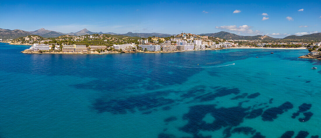 Luftaufnahme des türkisfarbenen Meeres und Santa Ponsa, Mallorca, Balearen, Spanien, Mittelmeer, Europa