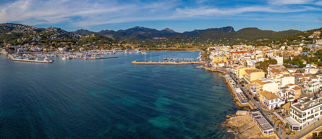 Luftaufnahme von türkisfarbenem Meer und Port d'Andratx, Mallorca, Balearen, Spanien, Mittelmeer, Europa