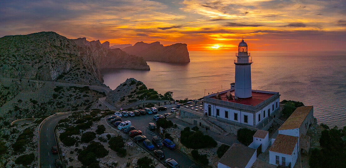 Luftaufnahme des Leuchtturms am Cap Formentor bei Sonnenuntergang, Mallorca, Balearen, Spanien, Mittelmeer, Europa