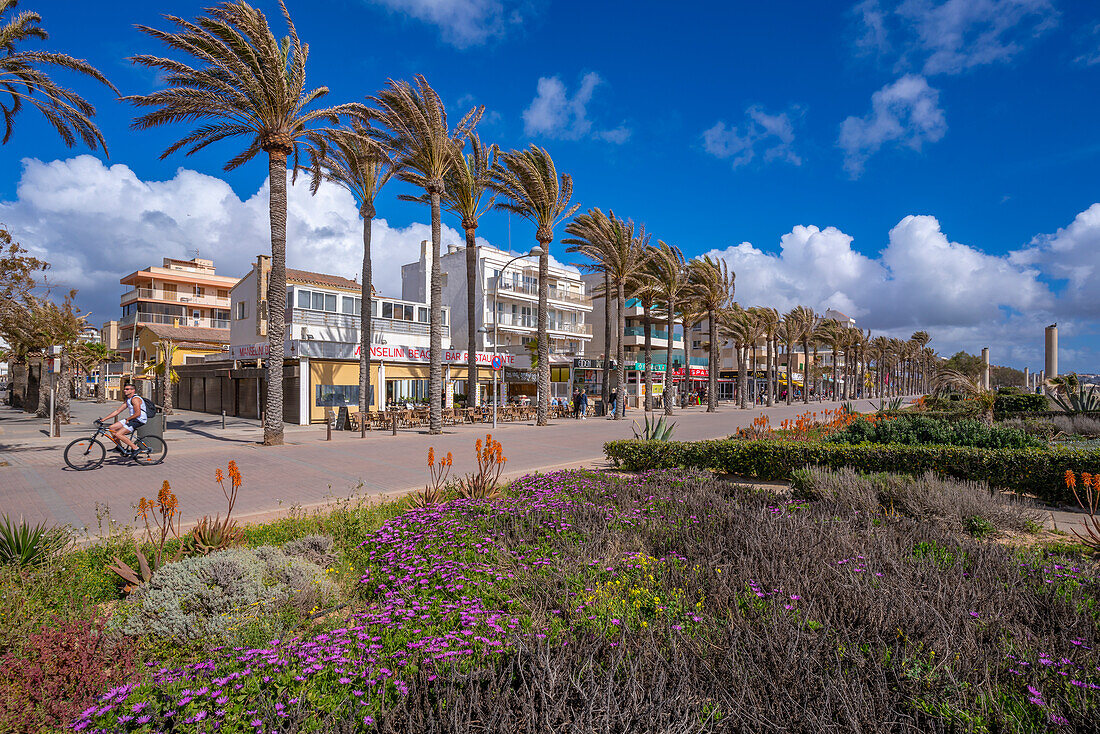 Blick auf Cafés und Bars an der Playa de Palma, S'Arenal, Palma, Mallorca, Balearische Inseln, Spanien, Mittelmeer, Europa