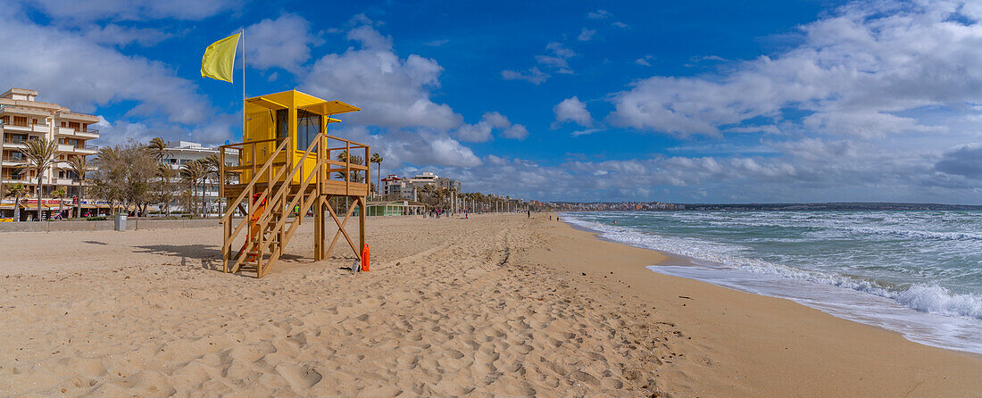 Blick auf den Rettungsschwimmer-Wachturm an der Playa de Palma, S'Arenal, Palma, Mallorca, Balearen, Spanien, Mittelmeer, Europa