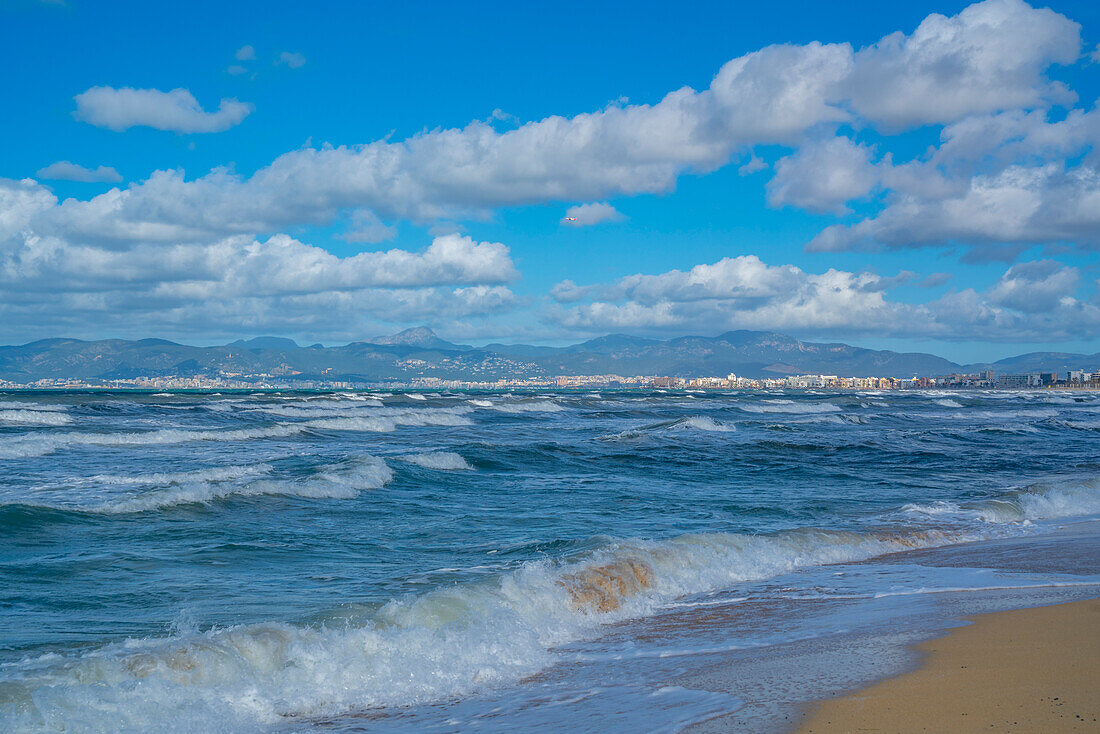 Blick auf Playa de Palma und Palma und Hügel im Hintergrund von S'Arenal, S'Arenal, Palma, Mallorca, Balearen, Spanien, Mittelmeer, Europa