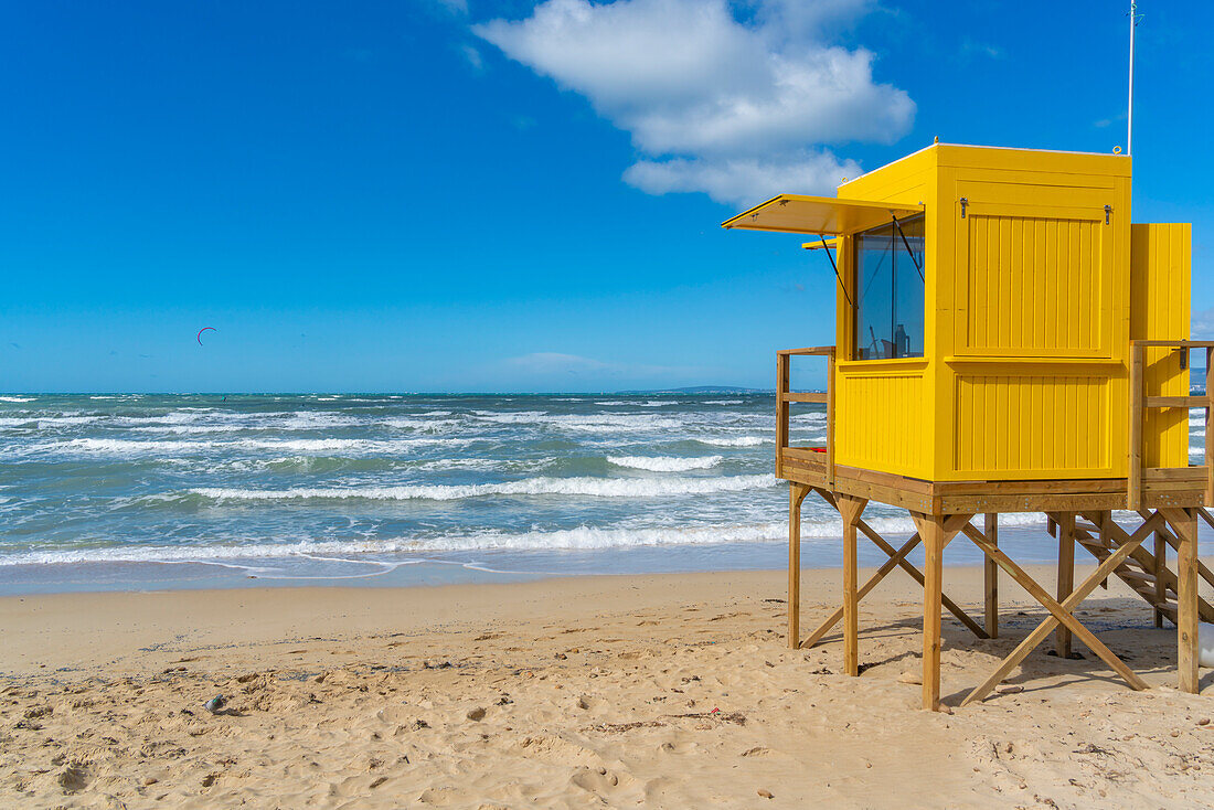 Blick auf Rettungsschwimmer-Wachturm an der Playa de Palma, S'Arenal, Palma, Mallorca, Balearen, Spanien, Mittelmeer, Europa