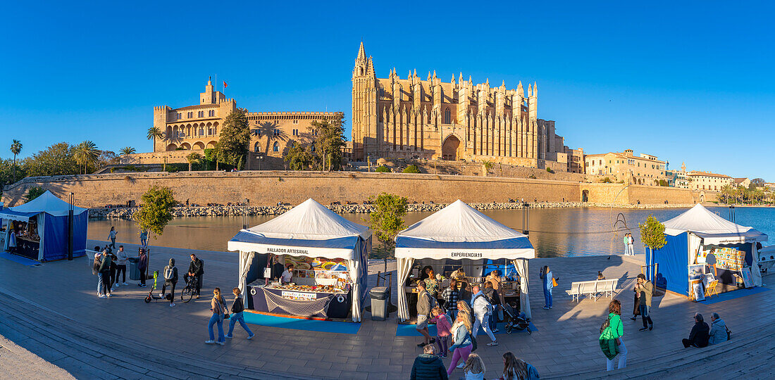 Blick auf die Kathedrale-BasA?lica de Santa MarA?a de Mallorca und die Kunsthandwerkerstände am Passeig MarA?time, Palma de Mallorca, Mallorca, Balearen, Spanien, Europa