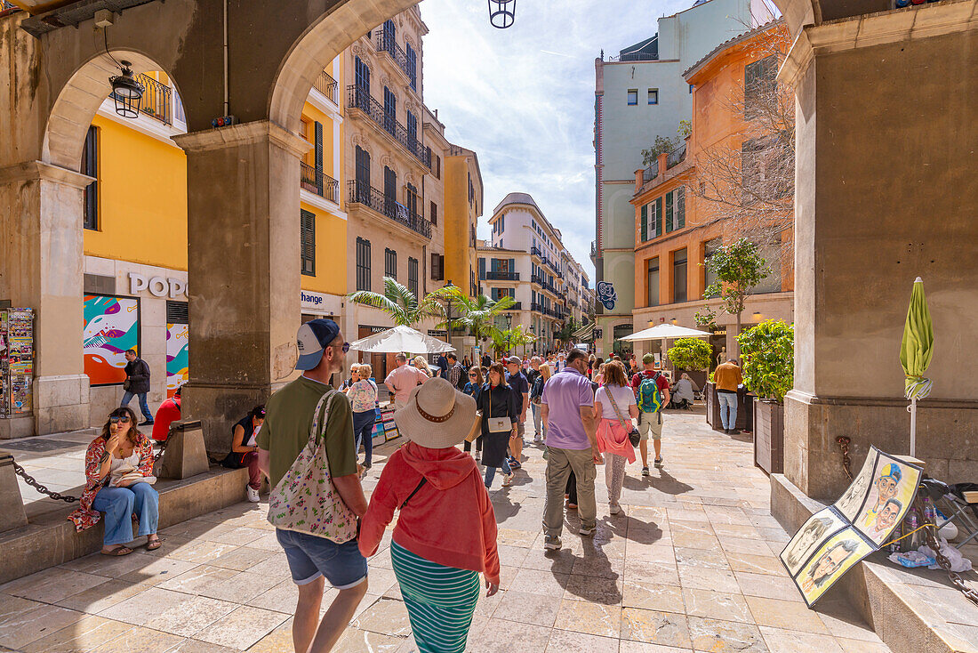 Blick auf eine Straßenszene in der Nähe des Placa Mayor, Palma de Mallorca, Mallorca, Balearen, Spanien, Mittelmeer, Europa