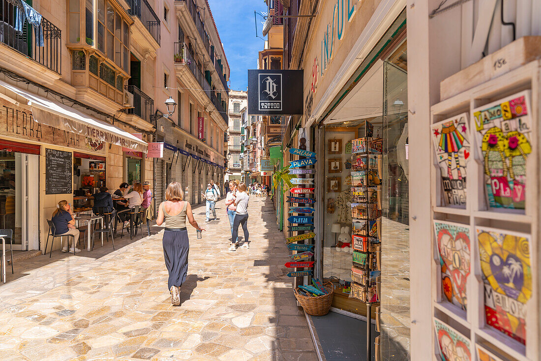 Blick auf Cafés, Geschäfte und Einkäufer in einer engen Straße, Palma de Mallorca, Mallorca, Balearen, Spanien, Mittelmeer, Europa