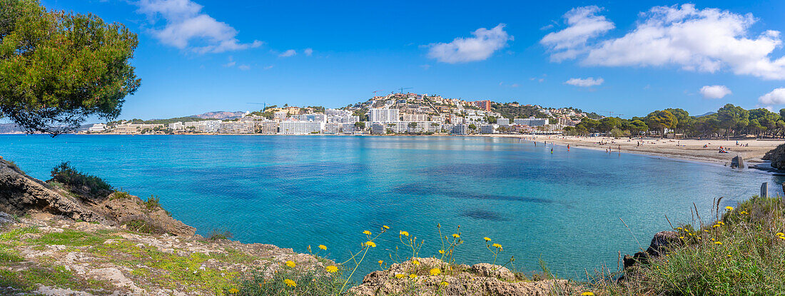 Blick auf felsige Küste mit türkisfarbenem Meer und Santa Ponsa, Mallorca, Balearen, Spanien, Mittelmeer, Europa