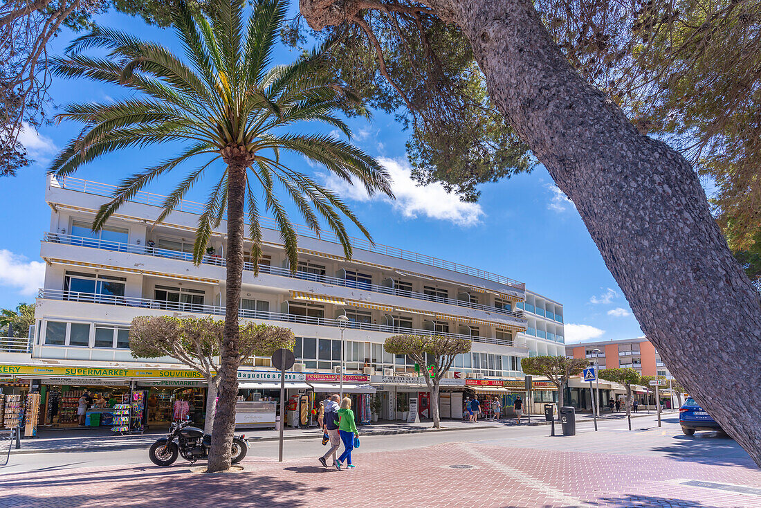 Blick auf Geschäfte und Wohnungen in Santa Ponsa, Mallorca, Balearen, Spanien, Mittelmeer, Europa