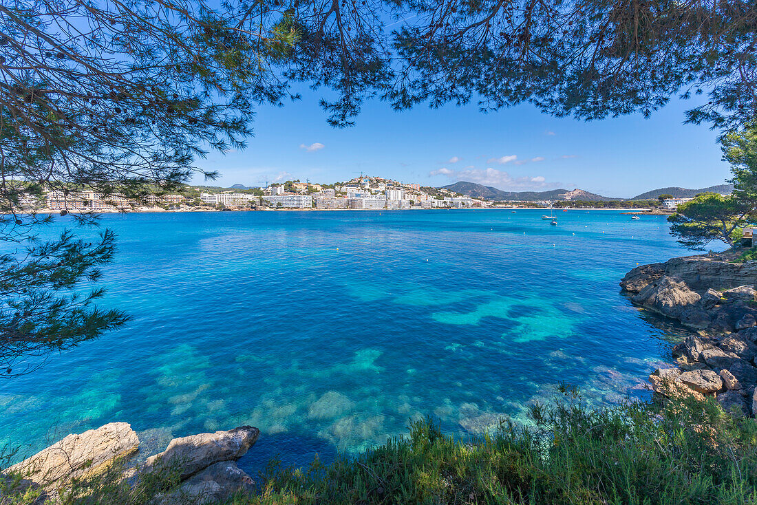 Blick auf felsige Küste mit türkisfarbenem Meer und Santa Ponsa, Mallorca, Balearen, Spanien, Mittelmeer, Europa