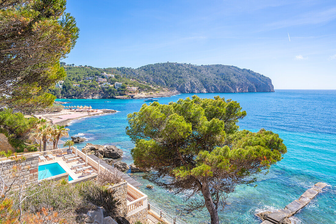 Blick auf felsige Küste und türkisfarbenes Meer bei Camp de Mar, Camp de Mar, Mallorca, Balearen, Spanien, Mittelmeer, Europa