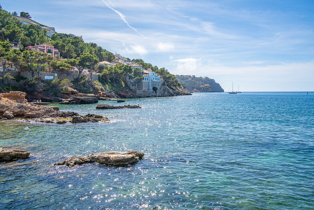 Blick auf Villen mit Meerblick in Port d'Andratx, Mallorca, Balearen, Spanien, Mittelmeer, Europa