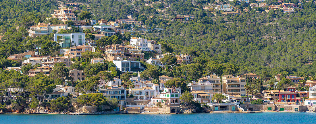 Blick auf Villen, Häuser und Wohnungen in Port d'Andratx, Mallorca, Balearen, Spanien, Mittelmeer, Europa