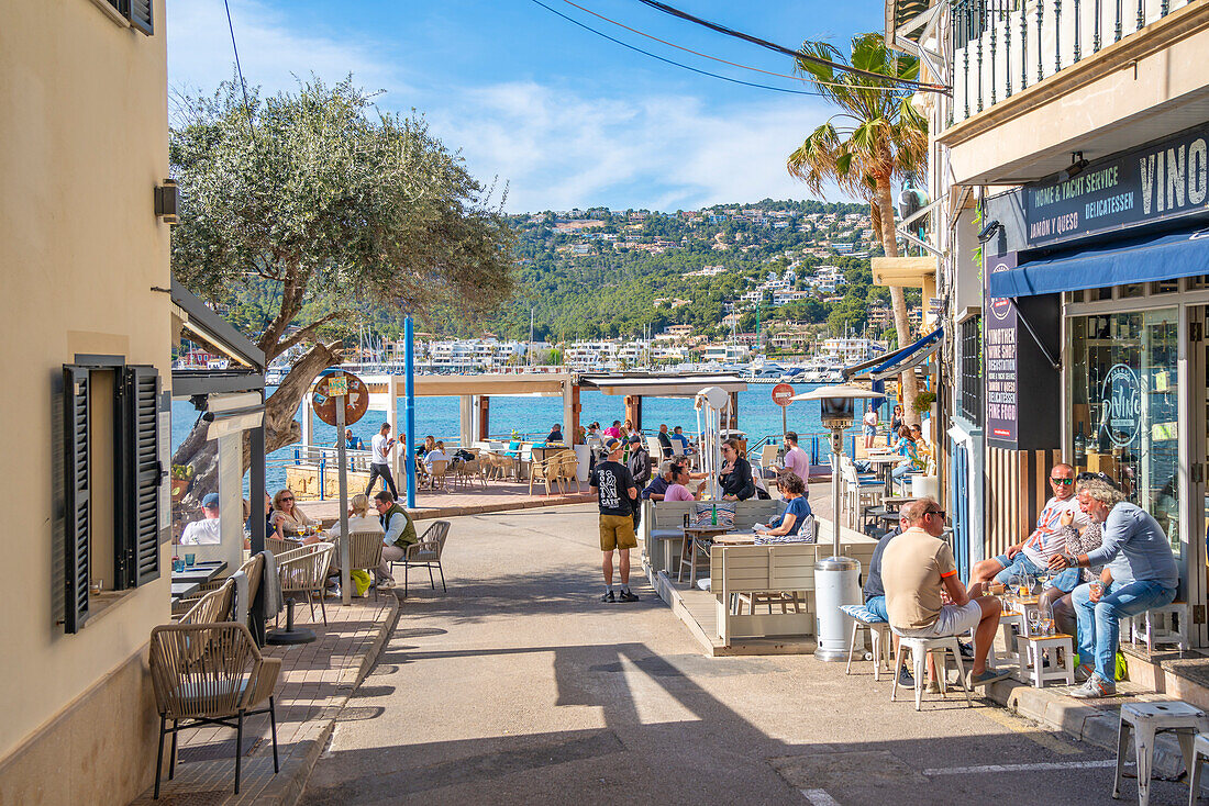 Blick auf Bars und Cafés in Port d'Andratx, Mallorca, Balearen, Spanien, Mittelmeer, Europa