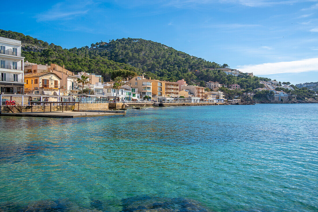 Blick auf die Hotels und Apartments in Port d'Andratx, Mallorca, Balearen, Spanien, Mittelmeer, Europa