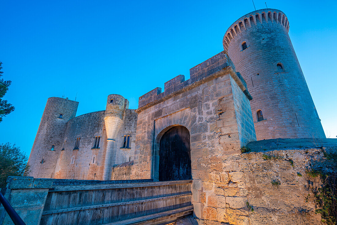 Blick auf das Castell de Bellver in der Abenddämmerung, Palma, Mallorca, Balearen, Spanien, Mittelmeer, Europa