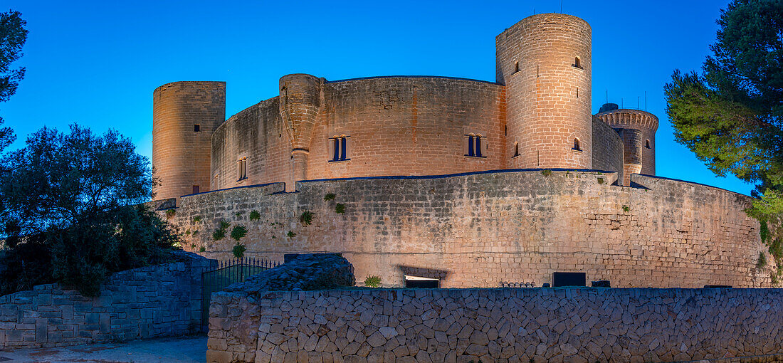 Blick auf das Castell de Bellver in der Abenddämmerung, Palma, Mallorca, Balearen, Spanien, Mittelmeer, Europa