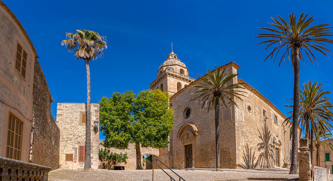 Blick auf die Kirche Sant Bartomeu, Montuiri, Mallorca, Balearen, Spanien, Mittelmeer, Europa