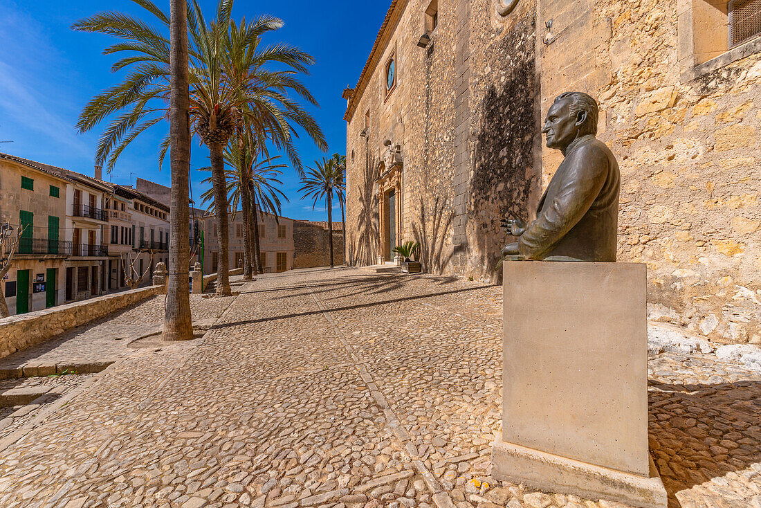 Blick auf Palmen und Statue neben der Kirche Sant Bartomeu, Montuiri, Mallorca, Balearen, Spanien, Mittelmeer, Europa