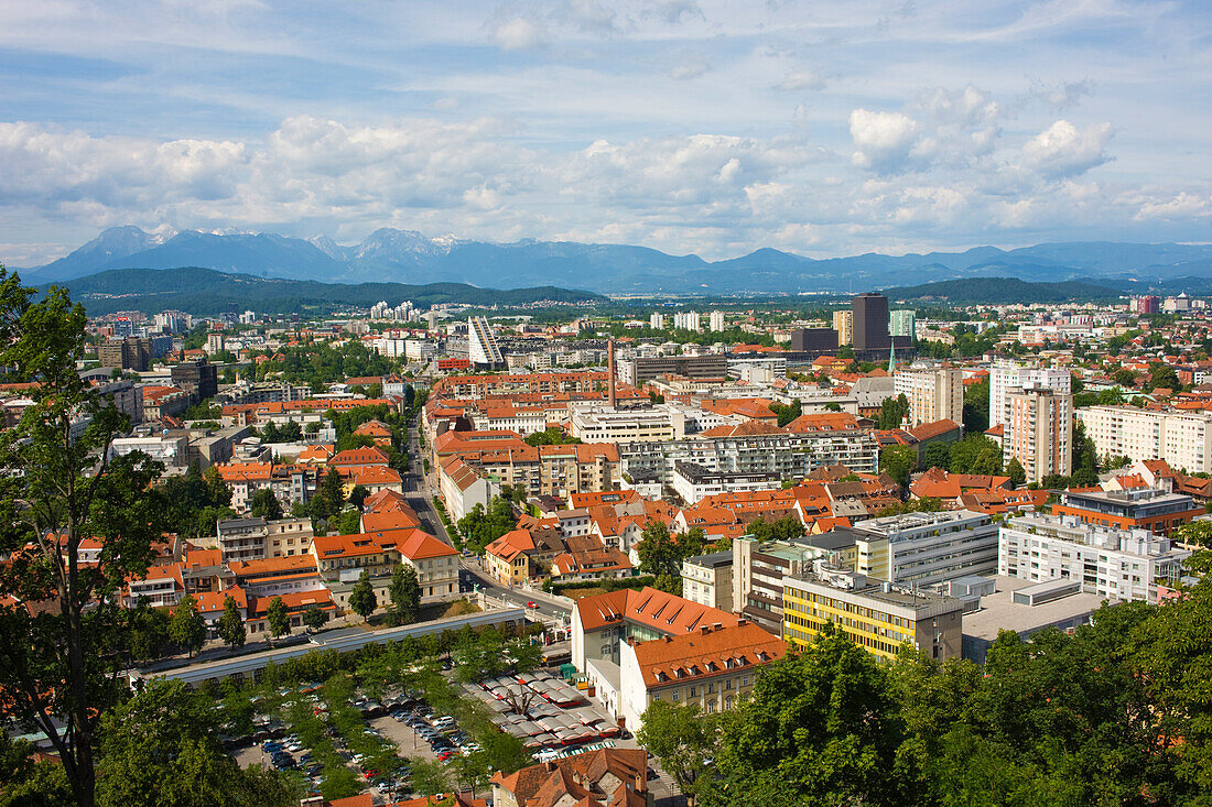 Ein Luftbild der Stadt vom Burgberg aus, Ljubljana, Slowenien, Europa