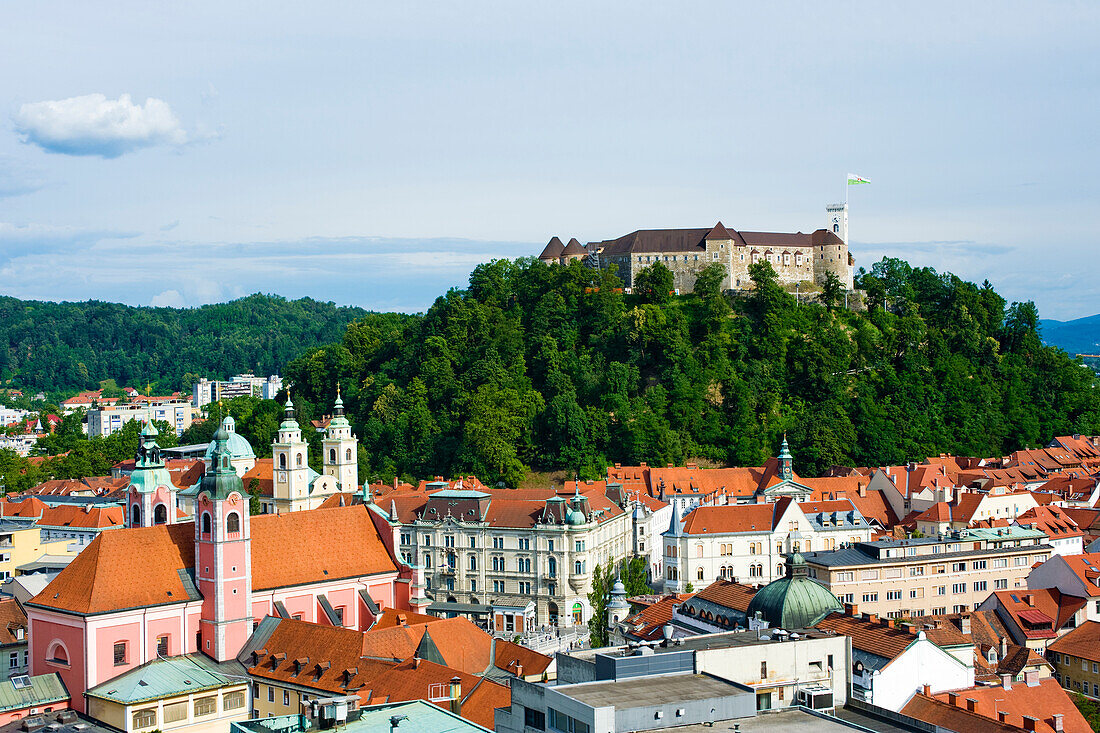 Eine Luftaufnahme des Stadtzentrums und des Burgbergs, Ljubljana, Slowenien, Europa