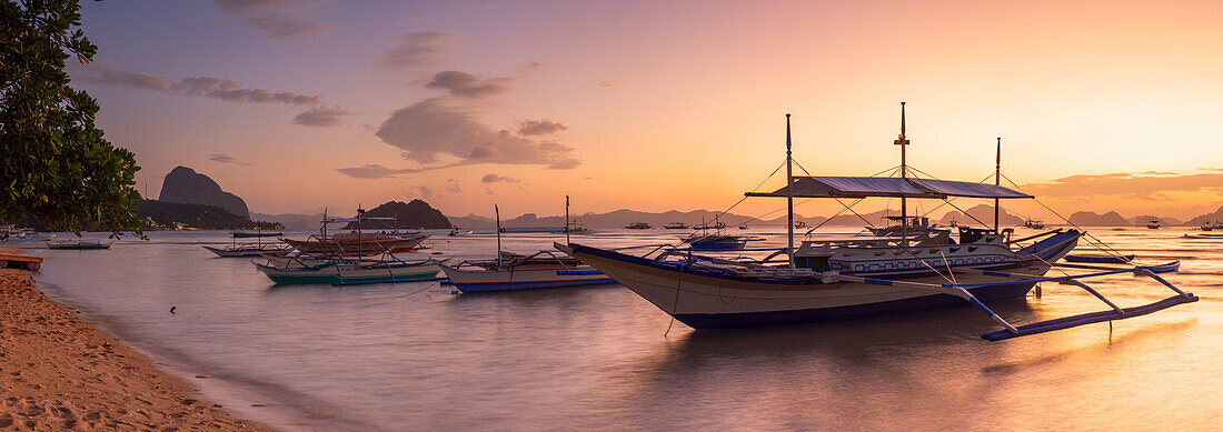 Corong Corong Beach bei Sonnenuntergang, El Nido, Bacuit Bay, Palawan, Philippinen, Südostasien, Asien