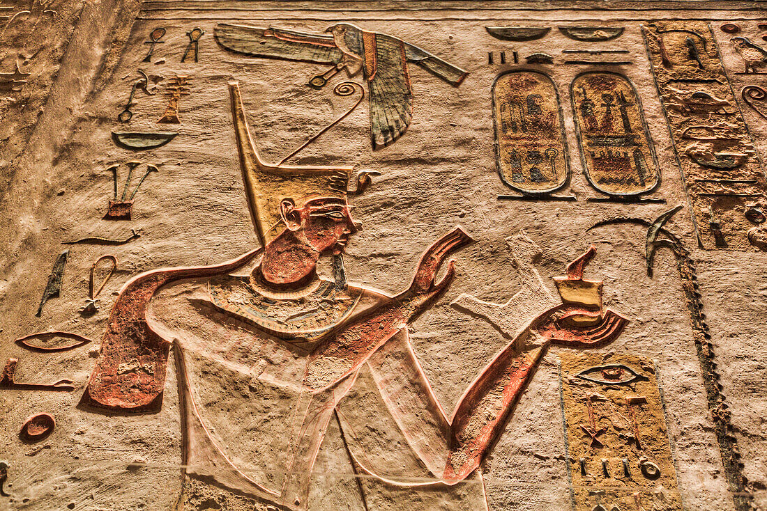 Wandrelief eines ägyptischen Pharaos, Grabmal von Ramses III, KV11, Tal der Könige, Antikes Theben, UNESCO-Welterbe, Luxor, Ägypten, Nordafrika, Afrika