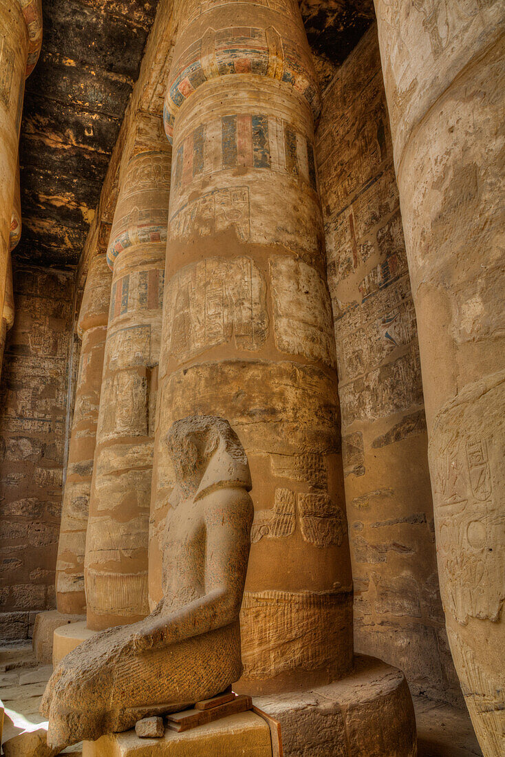 Papyrussäulen im Hof, Khonsu-Tempel, Karnak-Tempelkomplex, UNESCO-Welterbe, Luxor, Ägypten, Nordafrika, Afrika