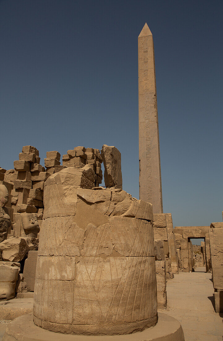 Säulensockel, Obelisk des Thutmose I. im Hintergrund, Karnak-Tempelkomplex, UNESCO-Welterbe, Luxor, Ägypten, Nordafrika, Afrika