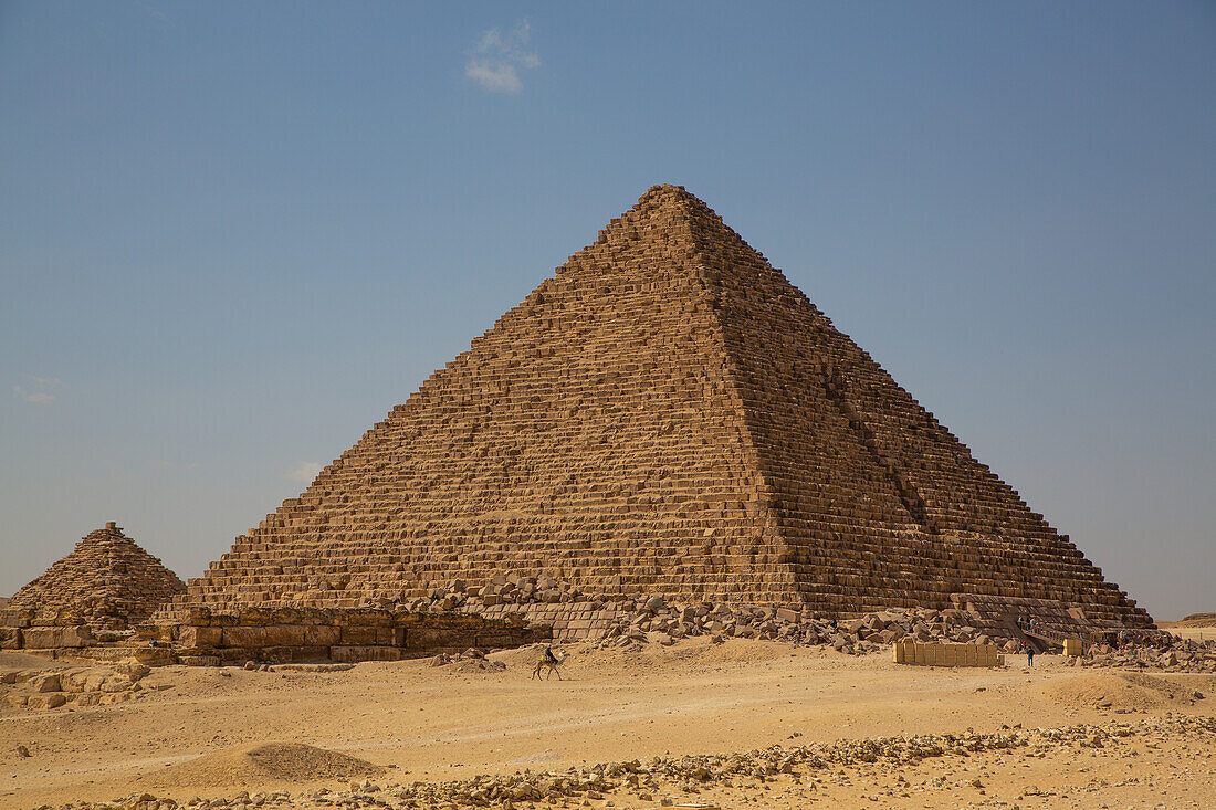 Mann auf Kamel, Pyramide des Menkaure im Hintergrund, Pyramidenkomplex von Gizeh, UNESCO-Welterbe, Gizeh, Ägypten, Nordafrika, Afrika