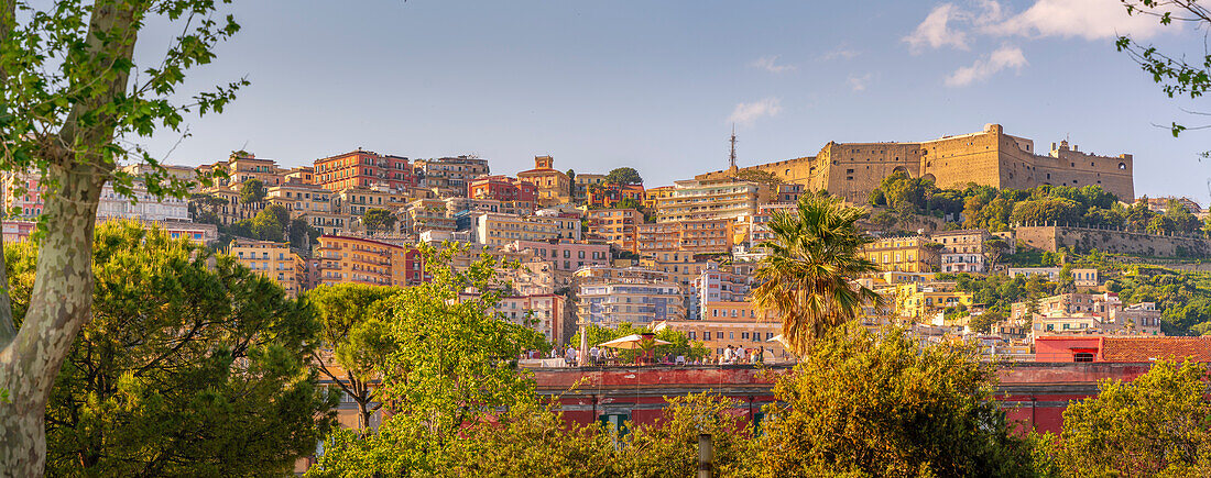 Blick auf pastellfarbene Villen und die Burg Sant'Elmo von der Rotonda Diaz, Neapel, Kampanien, Italien, Europa