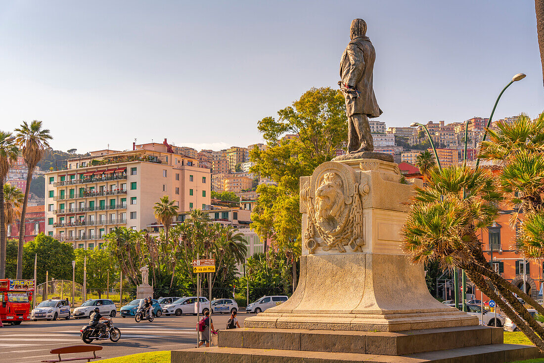 Blick auf die Statue von Giovanni Nicotera und bunte Architektur auf der Piazza della Vittoria, Neapel, Kampanien, Italien, Europa