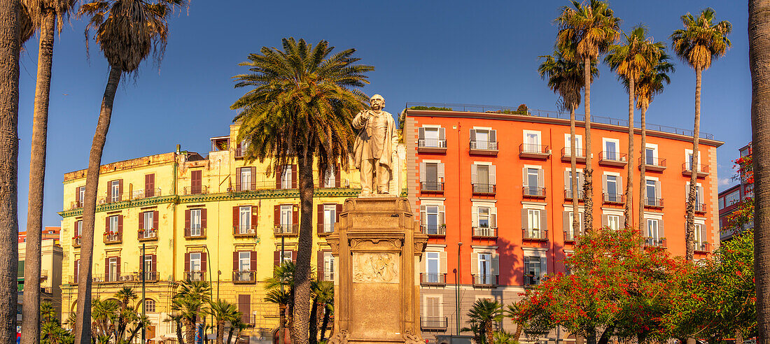 Blick auf die Statue von Nicola Amore und bunte Architektur auf der Piazza della Vittoria, Neapel, Kampanien, Italien, Europa