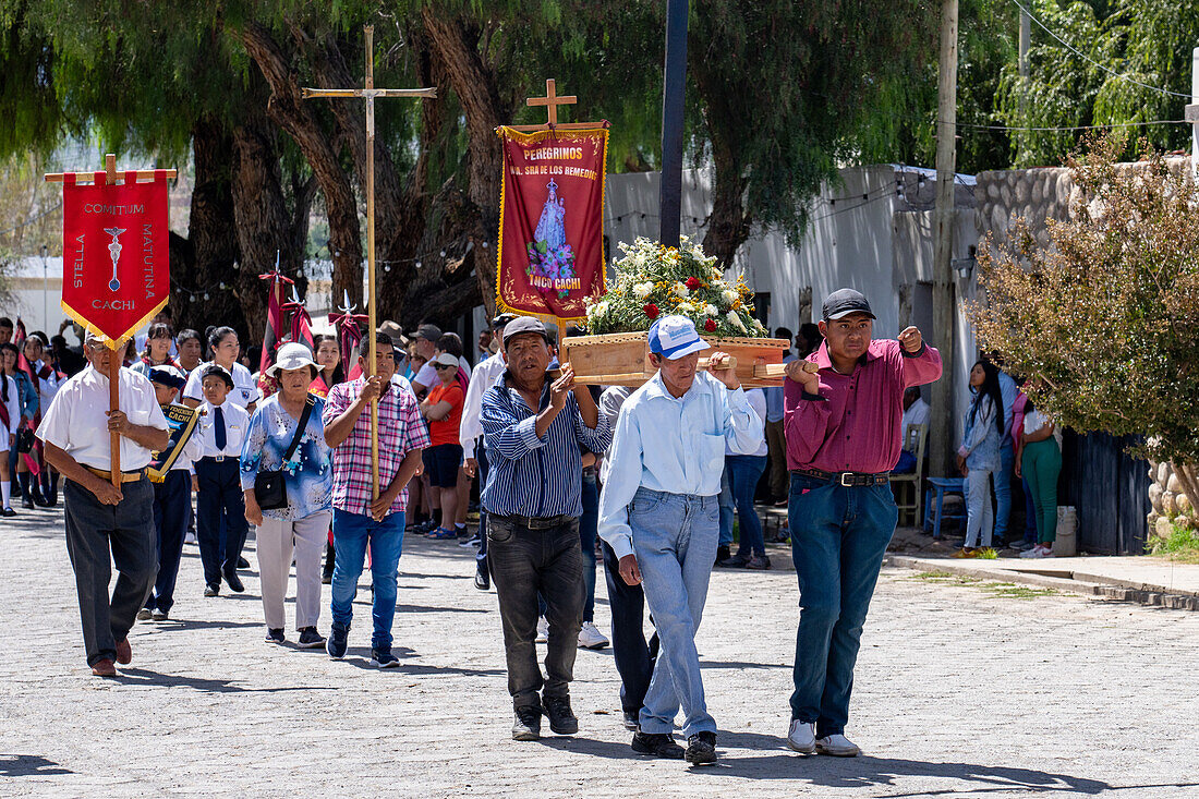 Gemeindemitglieder tragen religiöse Statuen und Ikonen bei der Prozession am Tag des Heiligen Josef in Cachi, Argentinien.